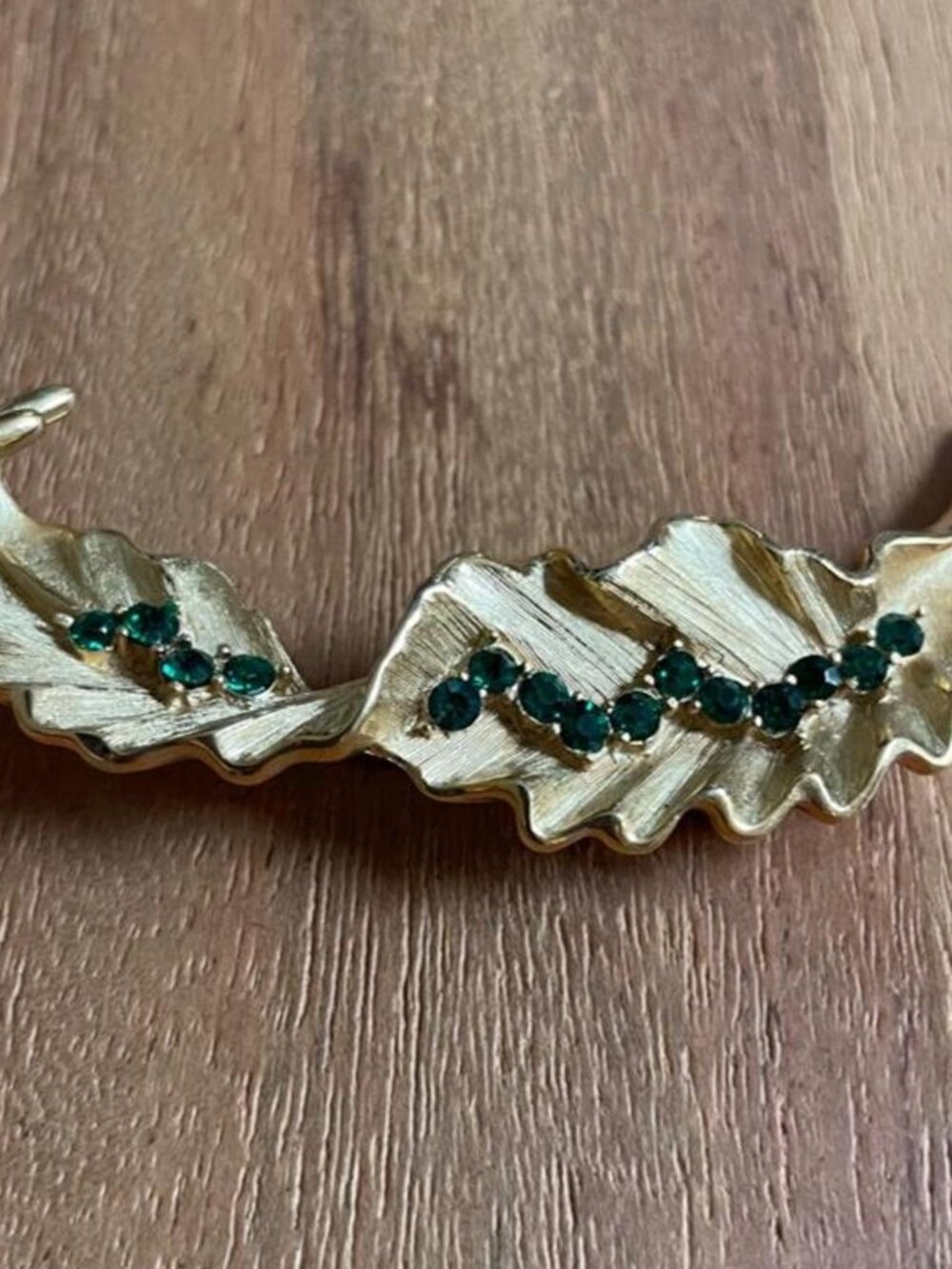 Gold leaf brooch with green rhinestones #leaf #rhinestones